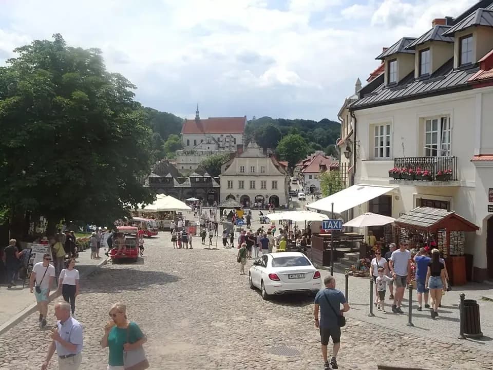 Gdzie leży Kazimierz Dolny? Położenie, dojazd i atrakcje