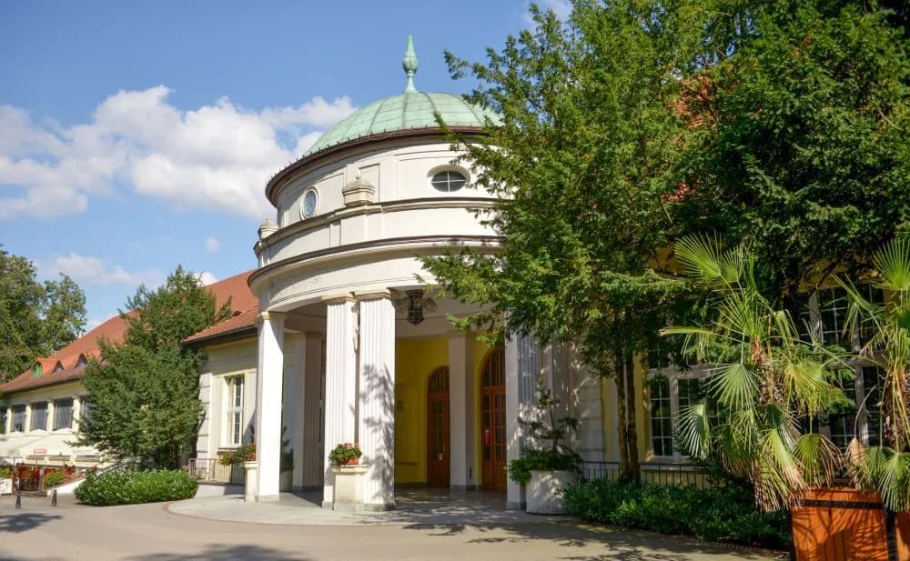 Polanica-Zdrój: Gdzie leży? Odkryj uzdrowisko w sercu Sudetów!