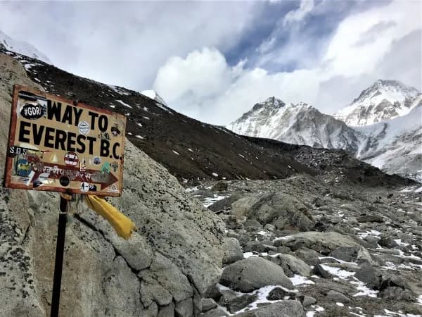 W jakim kraju jest Mount Everest? Planuj trekking w Himalajach!