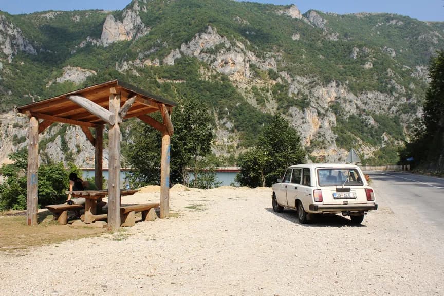 Nocleg tranzytowy do Czarnogóry: Gdzie i jak zaplanować przerwę?