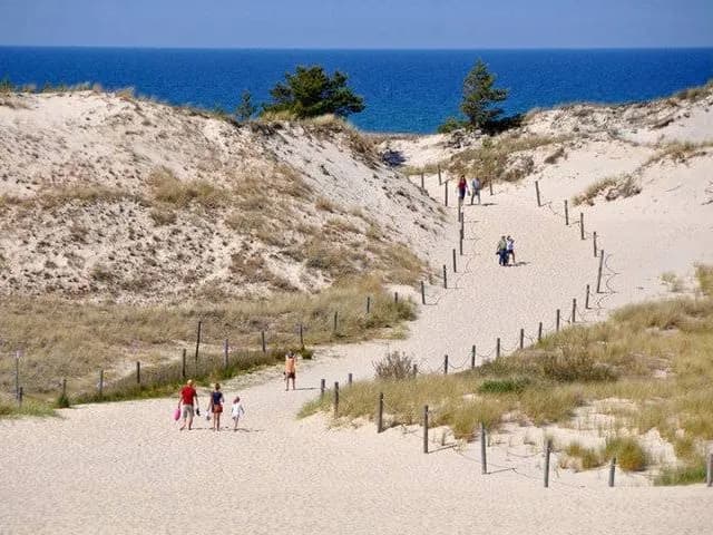 Łeba: Gdzie leży i dlaczego to idealne miejsce na wakacje?