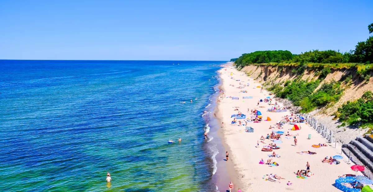 Najpiękniejsze miejsca nad Bałtykiem: Gdzie jechać na idealny urlop?